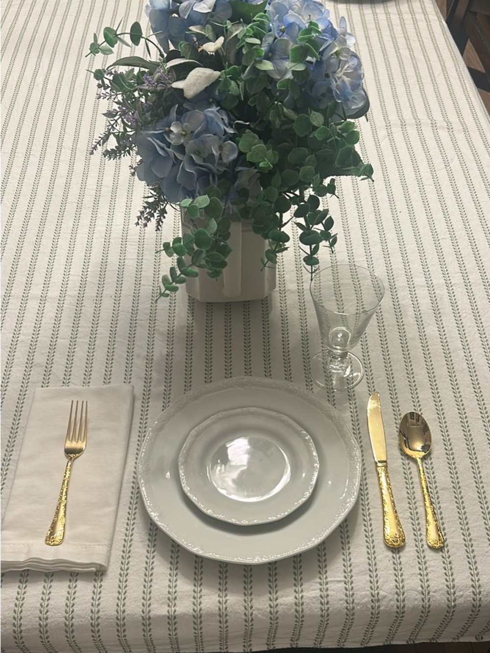 Elegant Classic White Dinner Plate Set